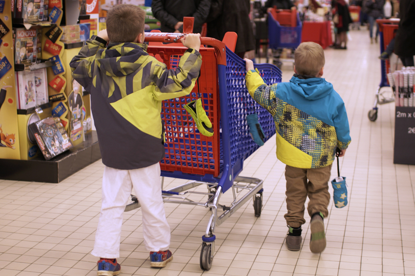 MAMAN LÂCHE LE CADDIE à ses enfants - Les Mamans Winneuses