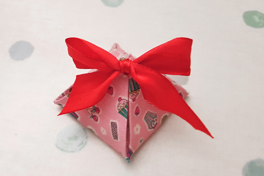 Illustration DIY Boîte cadeau en tissu